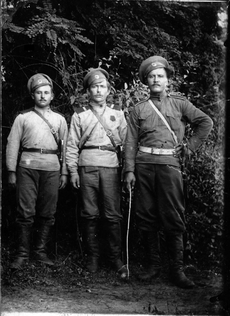 Лука Андреевич Димов (первый слева)